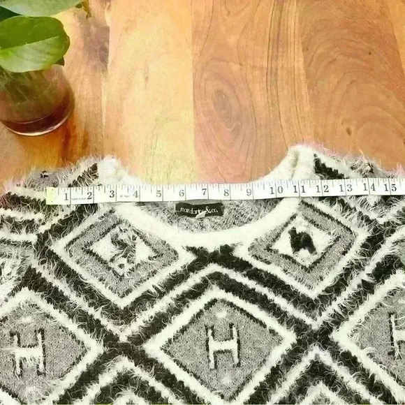 Vintage scoop  neck black & white soft fuzzy sweater jumper. - Picture 10 of 14